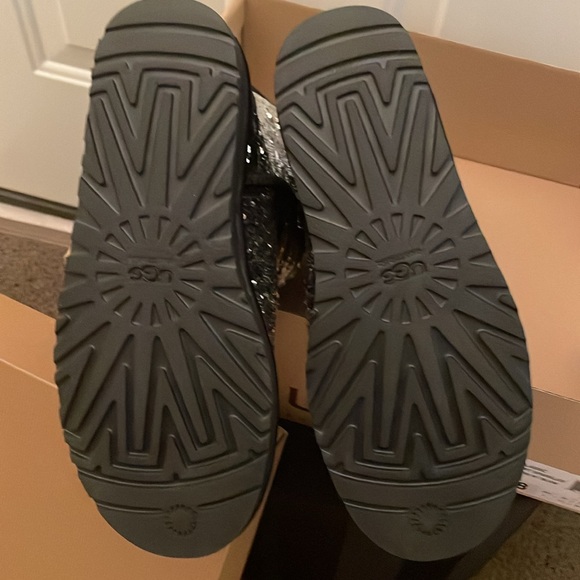 BNIB UGG silver/black boots size 8 - Picture 7 of 10